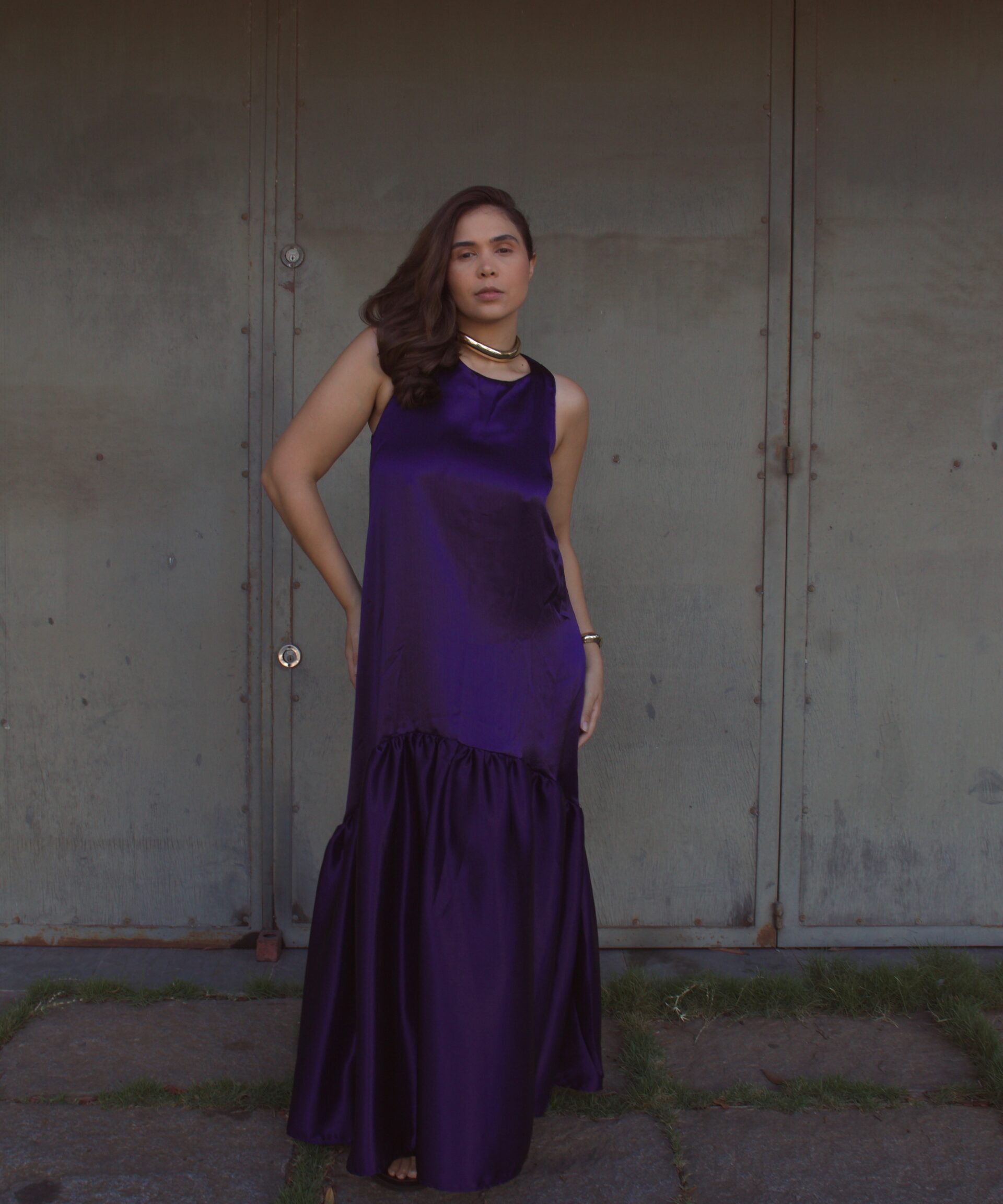 VESTIDO LONGO COM VOLUME NA BARRA AZUL PETRÓLEO