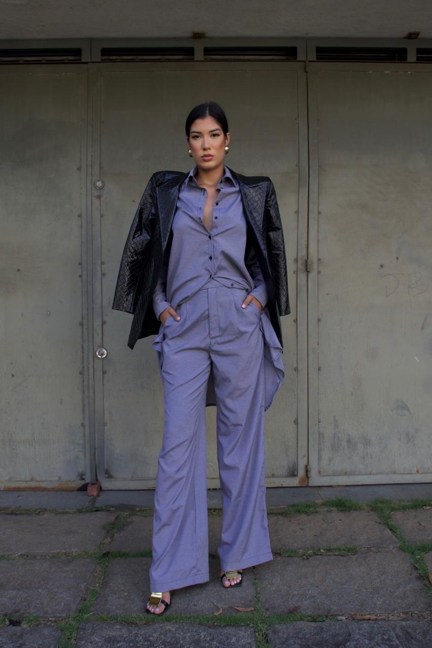 CONJUNTO DE CAMISÃO OVERSIZED E CALÇA CLÁSSICA EM TRICOLINE MESCLA