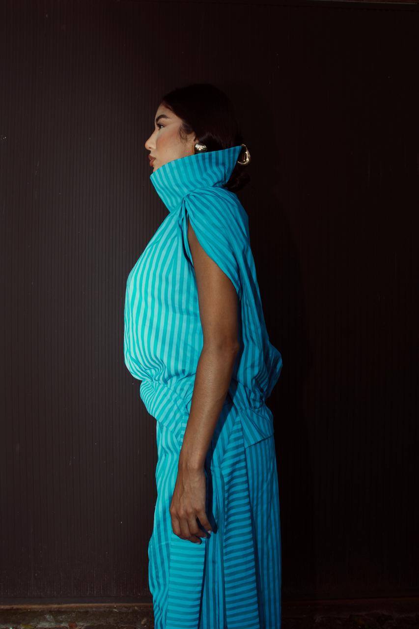 BLUSÃO COM MAXI GOLA AZUL TURQUEZA
