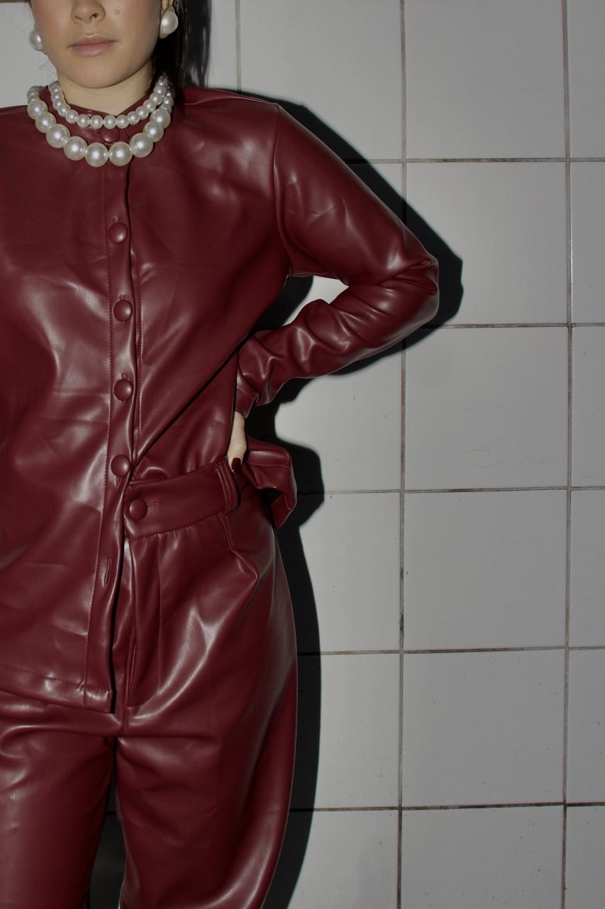 CONJUNTO EM COURO SINTÉTICO BORDÔ