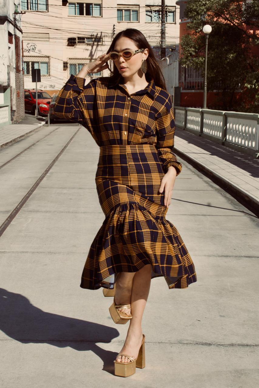 CONJUNTO DE CAMISA OVERSIZED + SAIA MIDI COM BABADO GENEROSO EM XADREZ ESCOCÊS MARINHO
