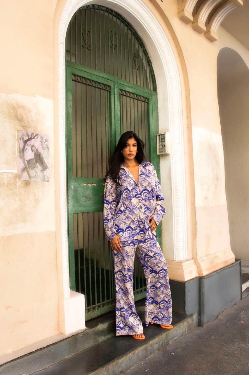 CONJUNTO DE PANTALONA COM CAMISA DE BOTÕES OVERSIZED COM ESTAMPA DE CONCHAS