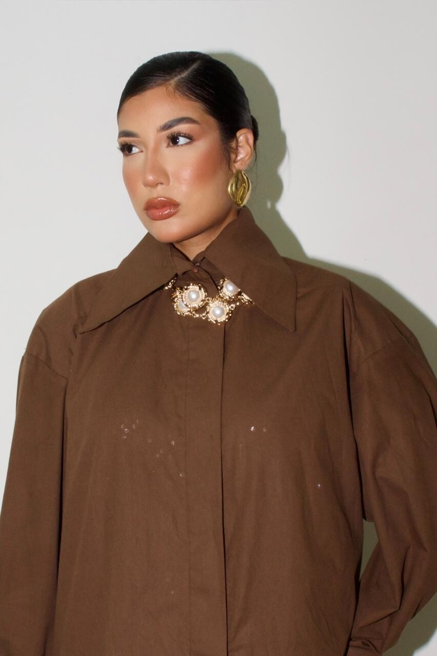 CAMISA ASSIMÉTRICA COM PUNHO LARGO E GOLA SETENTISTA MARROM
