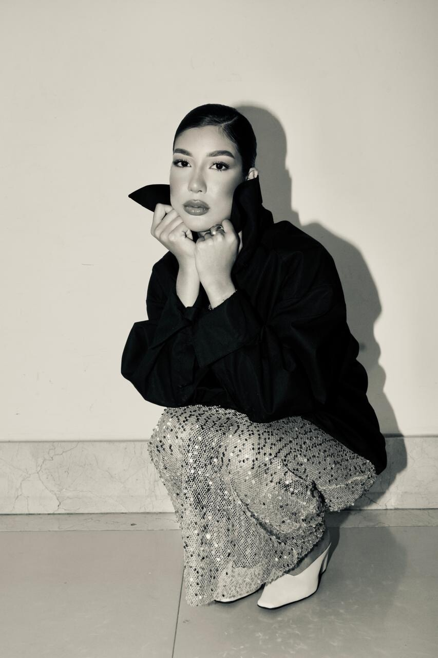 CAMISA ASSIMÉTRICA COM PUNHO LARGO E GOLA SETENTISTA PRETA