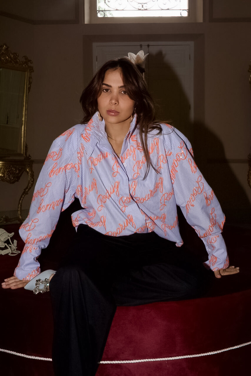 CAMISA TRICOLINE BORDADA COM LANTEJOULA E GOLA ESCULTURAL