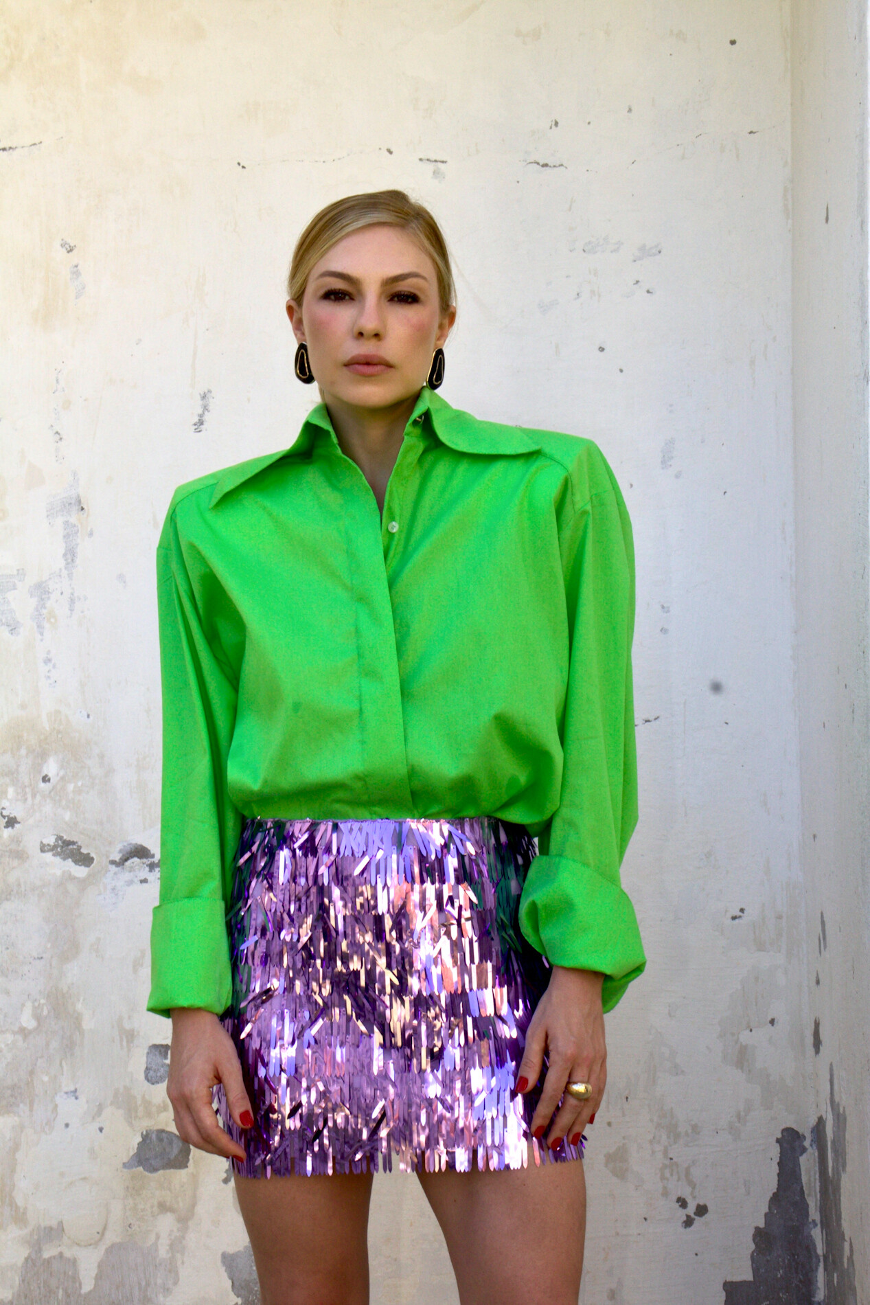 CAMISA ASSIMÉTRICA COM PUNHO LARGO E GOLA ESCULPIDA VERDE LIMA