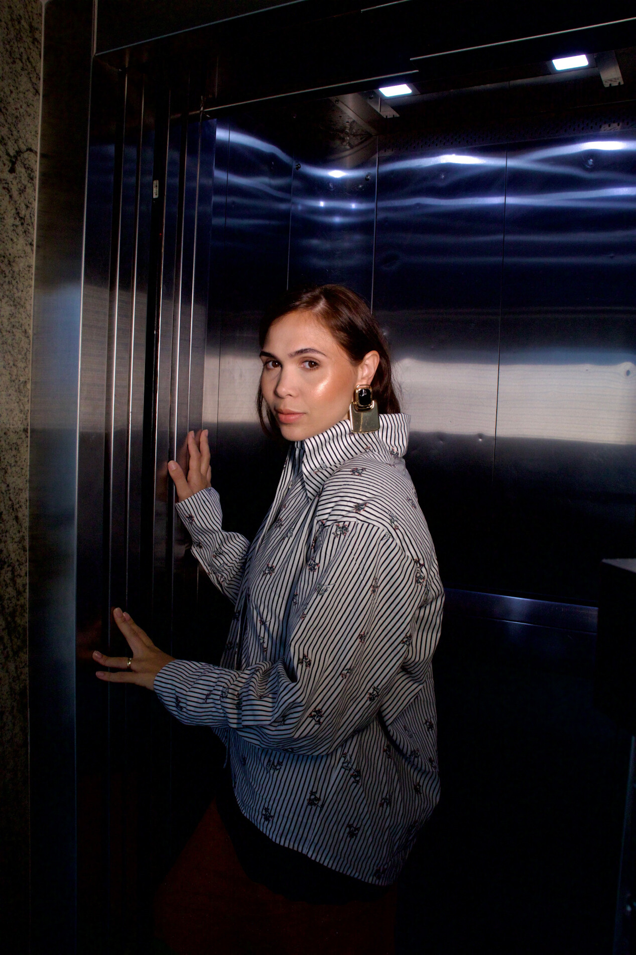 CAMISA COM MODELAGEM BOX E GOLA ESCULTURAL 70s EM TRICOLINE LISTRADO