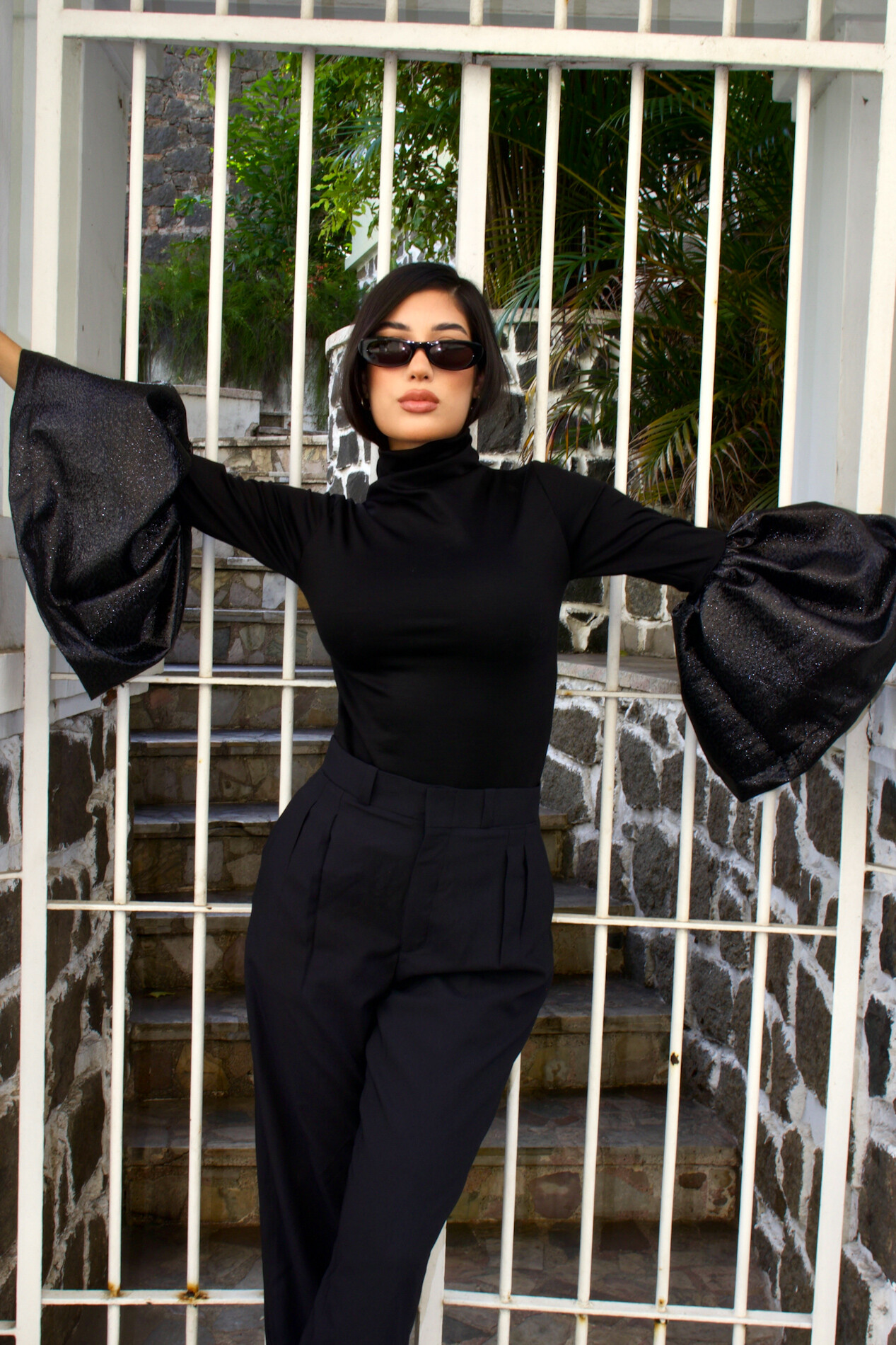 ÓRBITA 1994 — BLUSA DE GOLA ALTA JUSTA COM MANGA VOLUMÉTRICA