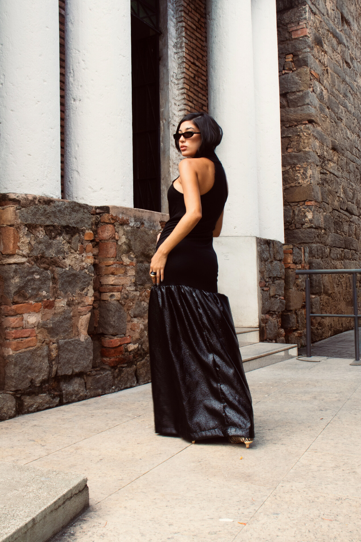 ECLIPSE 1994 — VESTIDO LONGO COM GOLA ALTA E BARRA AMPLA