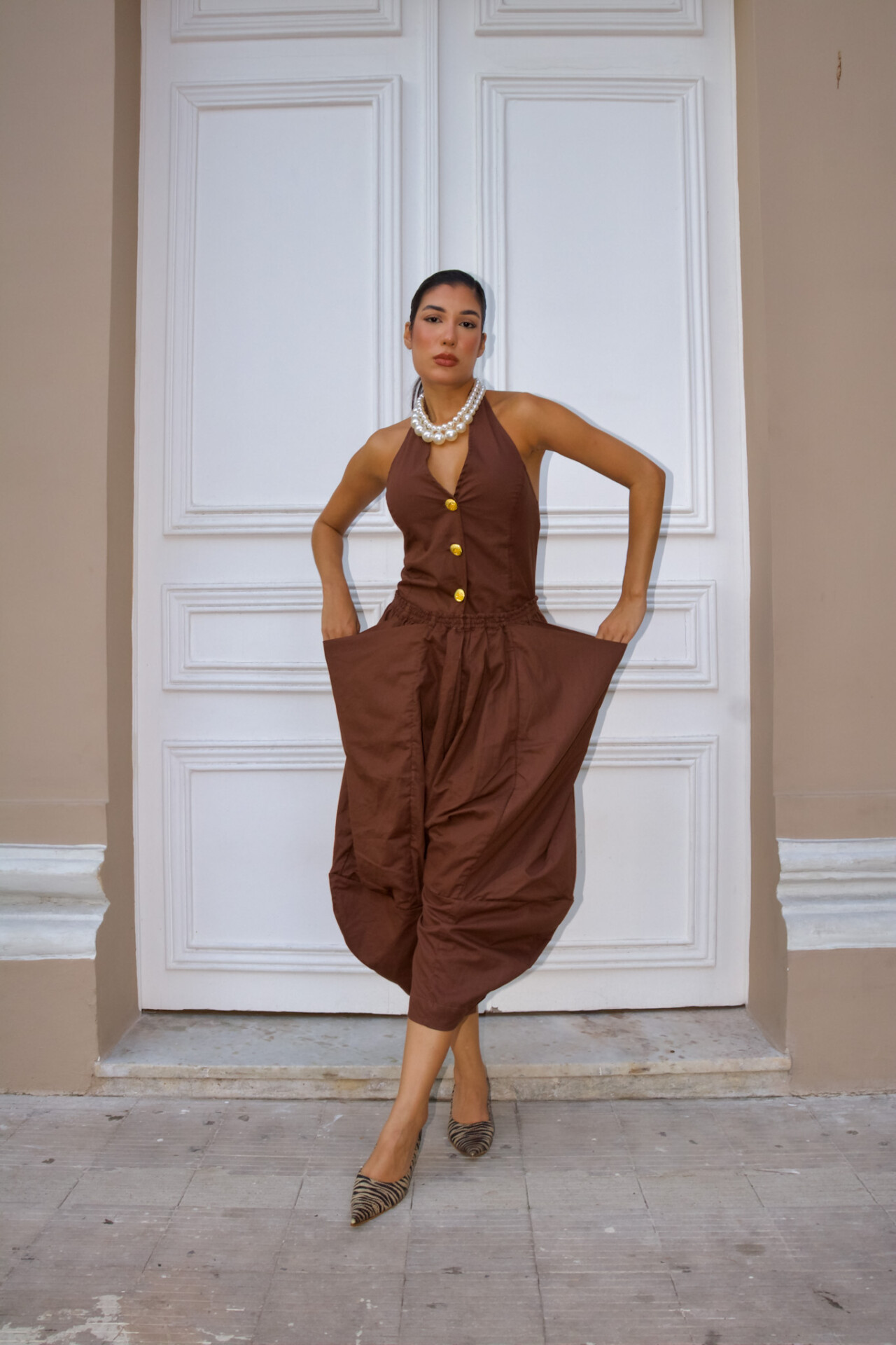 CALÇA ESTUDO 07 — VOLUME CONSTRUIDO POR RECORTES EM SARJA MARROM